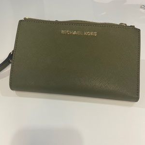 MICHAEL KORS Saffiano Leather Smartphone Wallet. Olive green